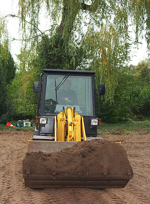 Gärtner bei der Arbeit mit dem Bagger